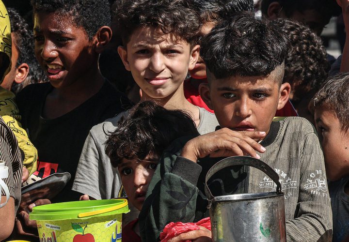 أطفال وكبار في السن يعانون من أجل الحصول على الطعام في غزة، نتيجة المجاعة التي أحدثها الحصار الإسرائيلي المطبق.
