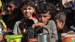 غزة:معاناة الأطفال وكبار السن للحصول على طعام بسبب المجاعة التي أحدثها الاحتلال