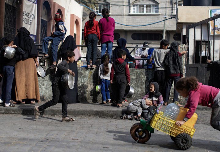 أطفال وكبار في السن يعانون من أجل الحصول على الطعام في غزة، نتيجة المجاعة التي أحدثها الحصار الإسرائيلي المطبق.