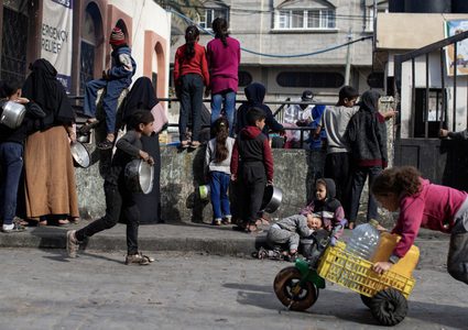 أطفال وكبار في السن يعانون من أجل الحصول على الطعام في غزة، نتيجة المجاعة التي أحدثها الحصار الإسرائيلي المطبق.