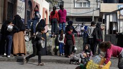 غزة:معاناة الأطفال وكبار السن للحصول على طعام بسبب المجاعة التي أحدثها الاحتلال