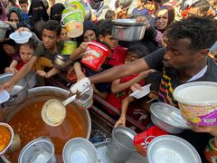 أطفال وكبار في السن يعانون من أجل الحصول على الطعام في غزة، نتيجة المجاعة التي أحدثها الحصار الإسرائيلي المطبق.