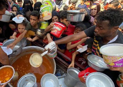 غزة:معاناة الأطفال وكبار السن للحصول على طعام بسبب المجاعة التي أحدثها الاحتلال