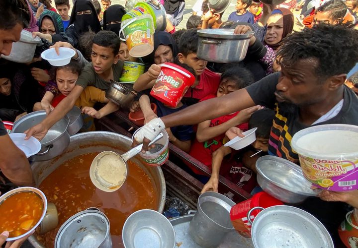 أطفال وكبار في السن يعانون من أجل الحصول على الطعام في غزة، نتيجة المجاعة التي أحدثها الحصار الإسرائيلي المطبق.