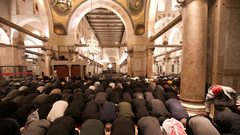 25 ألفا يؤدون صلاتي العشاء والتراويح في المسجد الأقصى