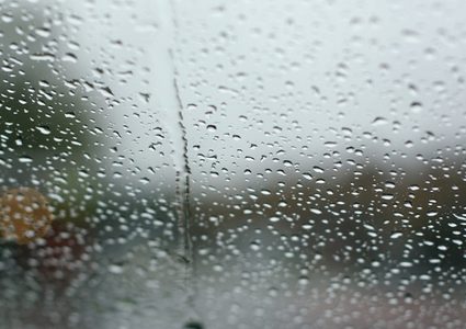 الطقس: أجواء غائمة وباردة وتسقط الأمطار منذ ساعات الصباح وتشتد في المساء والليل