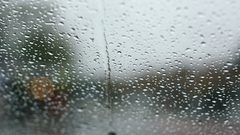 الطقس: أجواء غائمة وباردة وتسقط الأمطار منذ ساعات الصباح وتشتد في المساء والليل