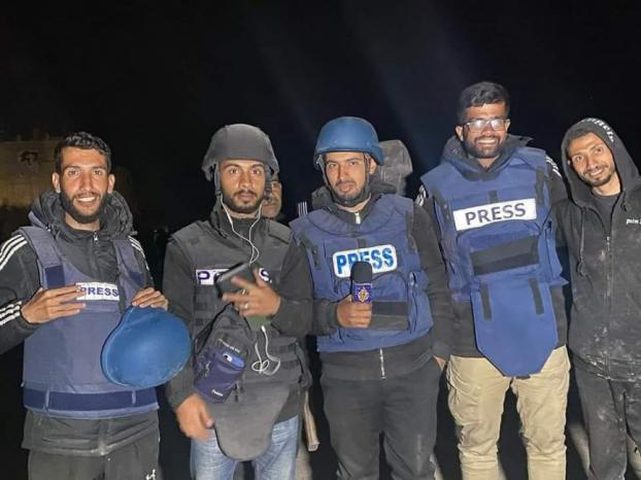 الاحتلال يفرج عن صحفيين اعتقلهم من مستشفى الشفاء بعد 12 ساعة من الاحتجاز