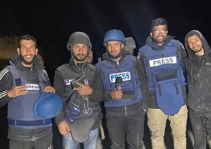 الاحتلال يفرج عن صحفيين اعتقلهم من مستشفى الشفاء بعد 12 ساعة من الاحتجاز