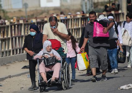شهود عيان: جيش الاحتلال يخلي النازحين في محيط مجمع الشفاء إلى الجنوب