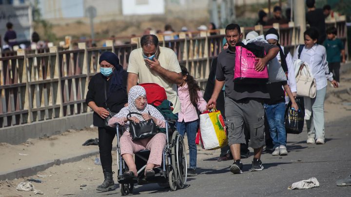 شهود عيان: جيش الاحتلال يخلي النازحين في محيط مجمع الشفاء إلى الجنوب