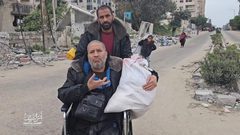 من محيط مجمع الشفاء الطبي بمدينة غزة ونزوح المواطنين بفعل القصف واطلاق النار