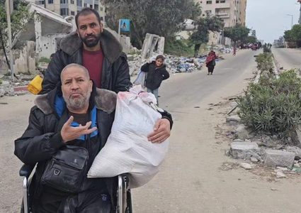 من محيط مجمع الشفاء الطبي بمدينة غزة ونزوح المواطنين بفعل القصف واطلاق النار