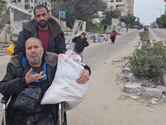 من محيط مجمع الشفاء الطبي بمدينة غزة ونزوح المواطنين بفعل القصف واطلاق النار