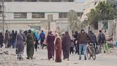 من محيط مجمع الشفاء الطبي بمدينة غزة ونزوح المواطنين بفعل القصف واطلاق النار