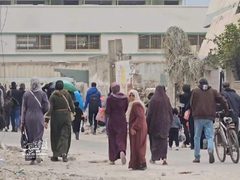 من محيط مجمع الشفاء الطبي بمدينة غزة ونزوح المواطنين بفعل القصف واطلاق النار