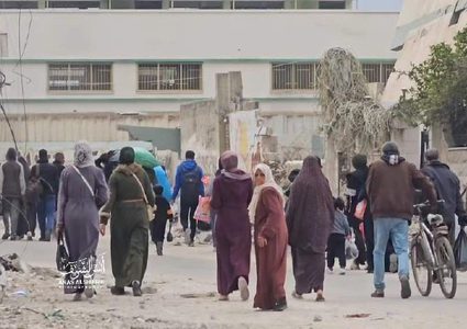 من محيط مجمع الشفاء الطبي بمدينة غزة ونزوح المواطنين بفعل القصف واطلاق النار