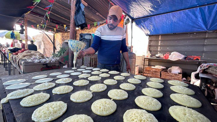 القطايف ترافق صنَّاعها وعشاقها من النازحين الفلسطينيين بغزة (صور)