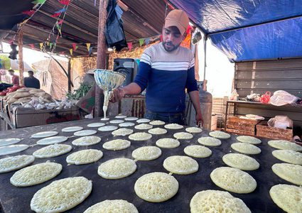 القطايف ترافق صنَّاعها وعشاقها من النازحين الفلسطينيين بغزة (صور)