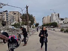 من محيط مجمع الشفاء الطبي بمدينة غزة ونزوح المواطنين بفعل القصف واطلاق النار