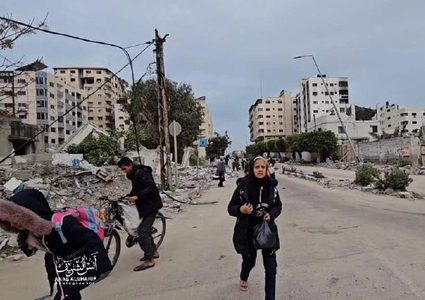 من محيط مجمع الشفاء الطبي بمدينة غزة ونزوح المواطنين بفعل القصف واطلاق النار