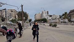 من محيط مجمع الشفاء الطبي بمدينة غزة ونزوح المواطنين بفعل القصف واطلاق النار