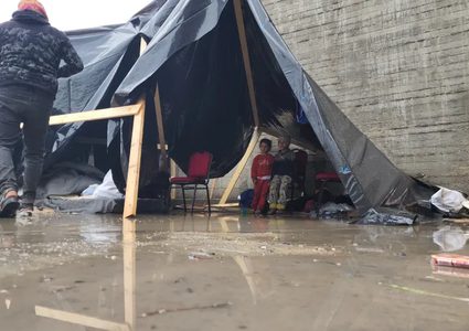 غرق مئات خيام النازحين نتيجة الأمطار والرياح الشديدة في غزة