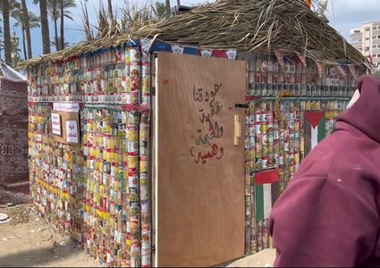 نازحة تبتكر خيمة فريدة.. عندما تتحول علب الطعام إلى مأوى ورسالة في دير البلح