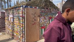 نازحة تبتكر خيمة فريدة.. عندما تتحول علب الطعام إلى مأوى ورسالة في دير البلح