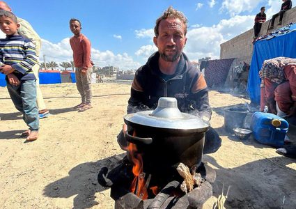 النازحون في غزة يعيشون وسط مياه المجاري وأكوام القمامة والأمراض تهدد حياتهم