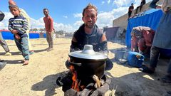 النازحون في غزة يعيشون وسط مياه المجاري وأكوام القمامة والأمراض تهدد حياتهم