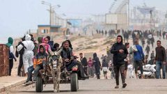 نزوح المواطنين من مدينة غزة لدير البلح بعد إبارهم على الخروج قسرا من الشفاء