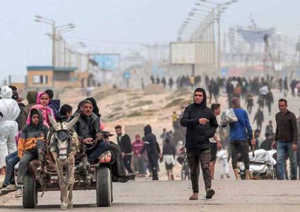 نزوح المواطنين من مدينة غزة إلى دير البلح بعد أن أجبرهم الاحتلال على الخروج من مستشفى الشفاء