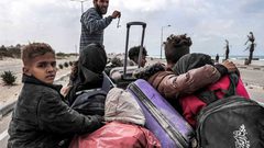 نزوح المواطنين من مدينة غزة لدير البلح بعد إبارهم على الخروج قسرا من الشفاء