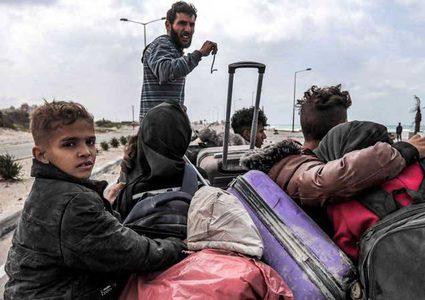 نزوح المواطنين من مدينة غزة إلى دير البلح بعد أن أجبرهم الاحتلال على الخروج من مستشفى الشفاء