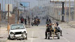 نزوح المواطنين من مدينة غزة لدير البلح بعد إبارهم على الخروج قسرا من الشفاء