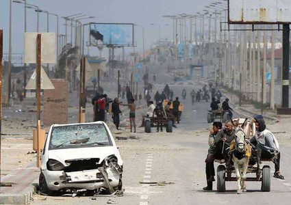 نزوح المواطنين من مدينة غزة إلى دير البلح بعد أن أجبرهم الاحتلال على الخروج من مستشفى الشفاء