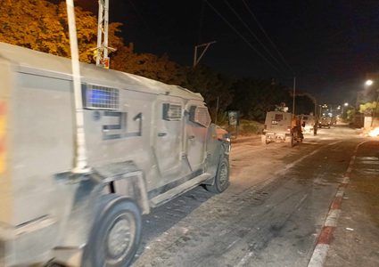 الاحتلال يقتحم طولكرم ويجرف الشارع الغربي للمدينة