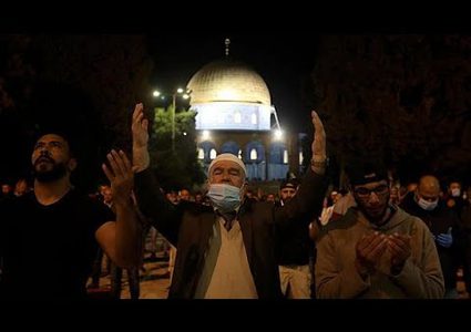 30 ألف مصل يؤدون العشاء والتراويح في المسجد الأقصى المبارك