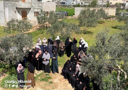 من أمام منزل الشهيد فاخر بني جابر في بلدة عقربا  بانتظار وصول جثمانه.