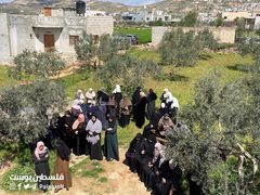 من أمام منزل الشهيد فاخر بني جابر في بلدة عقربا  بانتظار وصول جثمانه.