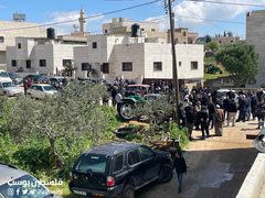 من أمام منزل الشهيد فاخر بني جابر في بلدة عقربا  بانتظار وصول جثمانه.