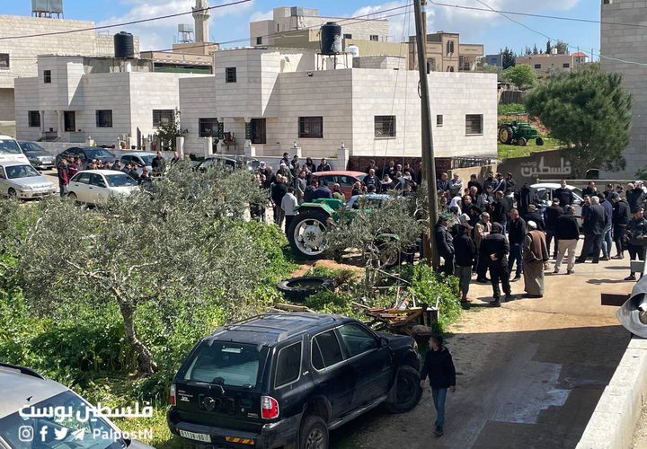 من أمام منزل الشهيد فاخر بني جابر في بلدة عقربا  بانتظار وصول جثمانه.