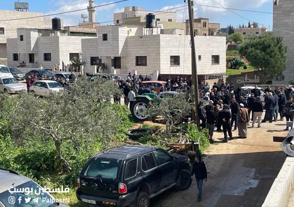 من أمام منزل الشهيد فاخر بني جابر في بلدة عقربا  بانتظار وصول جثمانه.