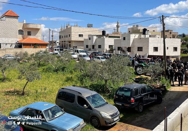 من أمام منزل الشهيد فاخر بني جابر في بلدة عقربا  بانتظار وصول جثمانه.