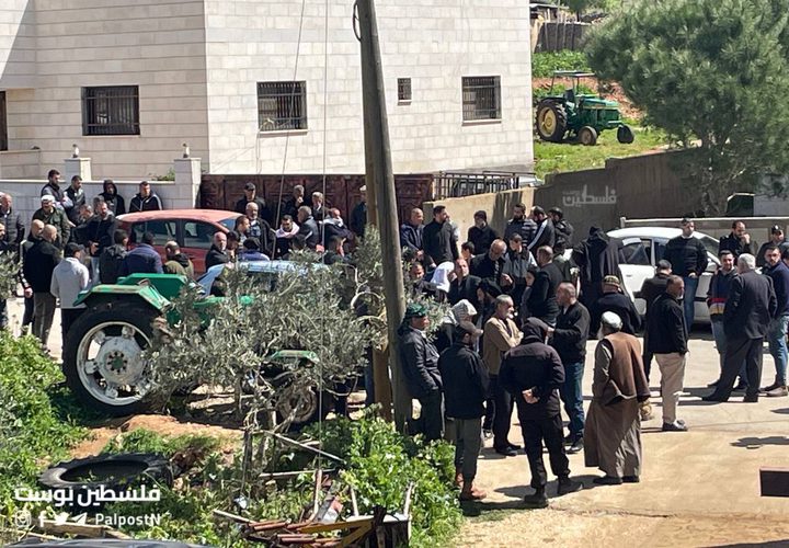 من أمام منزل الشهيد فاخر بني جابر في بلدة عقربا  بانتظار وصول جثمانه.