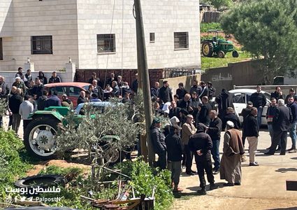 من أمام منزل الشهيد فاخر بني جابر في بلدة عقربا  بانتظار وصول جثمانه