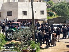 من أمام منزل الشهيد فاخر بني جابر في بلدة عقربا  بانتظار وصول جثمانه.