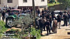 من أمام منزل الشهيد فاخر بني جابر في بلدة عقربا  بانتظار وصول جثمانه.