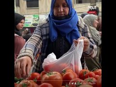 شتت النزوح شمل عائلتها.. نازحة تقاسي الأمرين بتوفير لقمة عيش لابنها الصغير